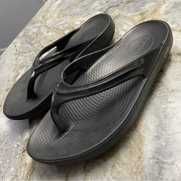 OOFOS OOlala Limited Shiny Black Thong Flip Flop Recovery Sandals Women’s 9 - Picture 2 of 11